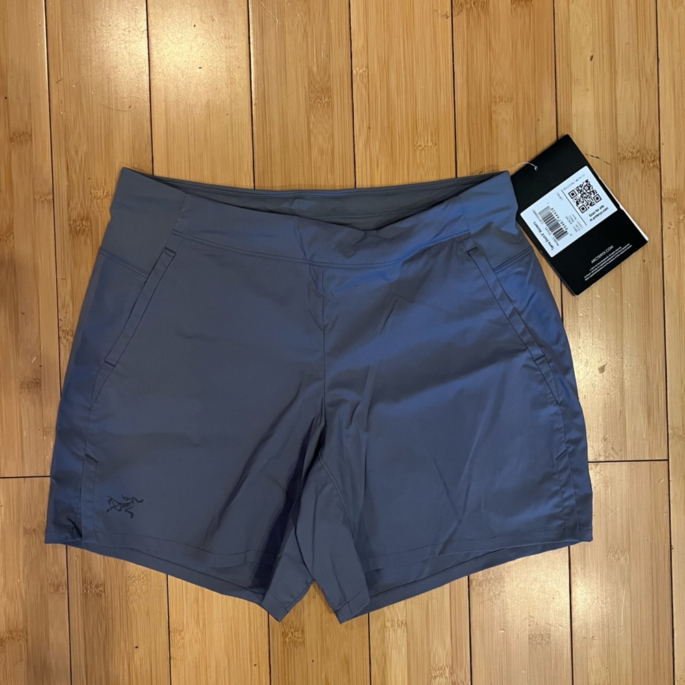 Arc’teryx Taema Shorts 6” - NEVER WORN with tags! - color macro - size Small